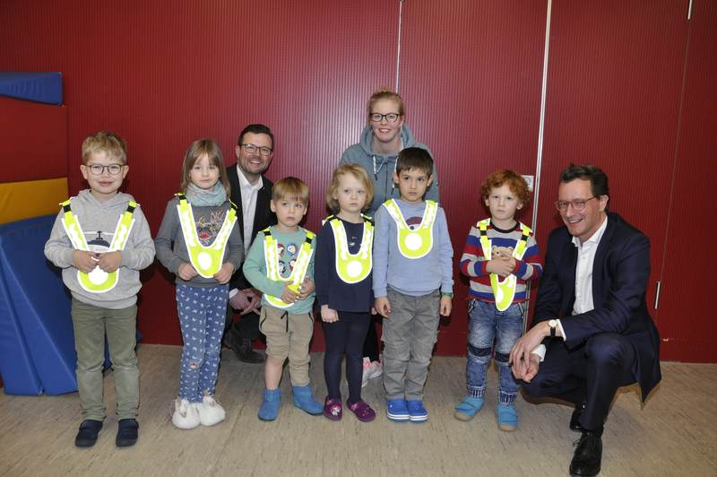 Hendrik Wust Und Raphael Tigges Verteilen Reflektoruberwurfe Fur Kita Kinder Stadtmagazin Fur Gutersloh